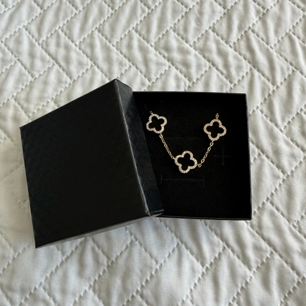 Elegant Gold and Silver Flower Bracelet new in a box gold plated - Picture 5 of 15